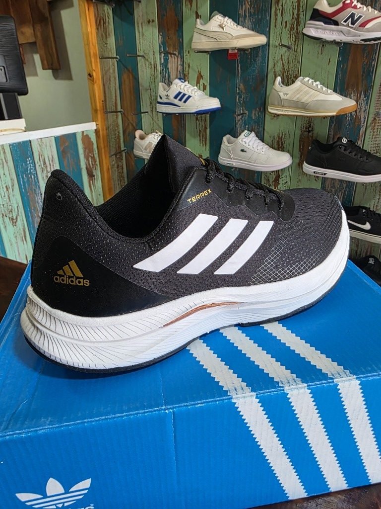 Adidas Terrex Negra Dorado, foto 1