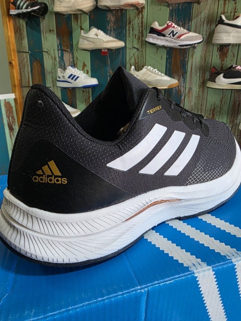 Adidas Terrex Negra Dorado, foto 3