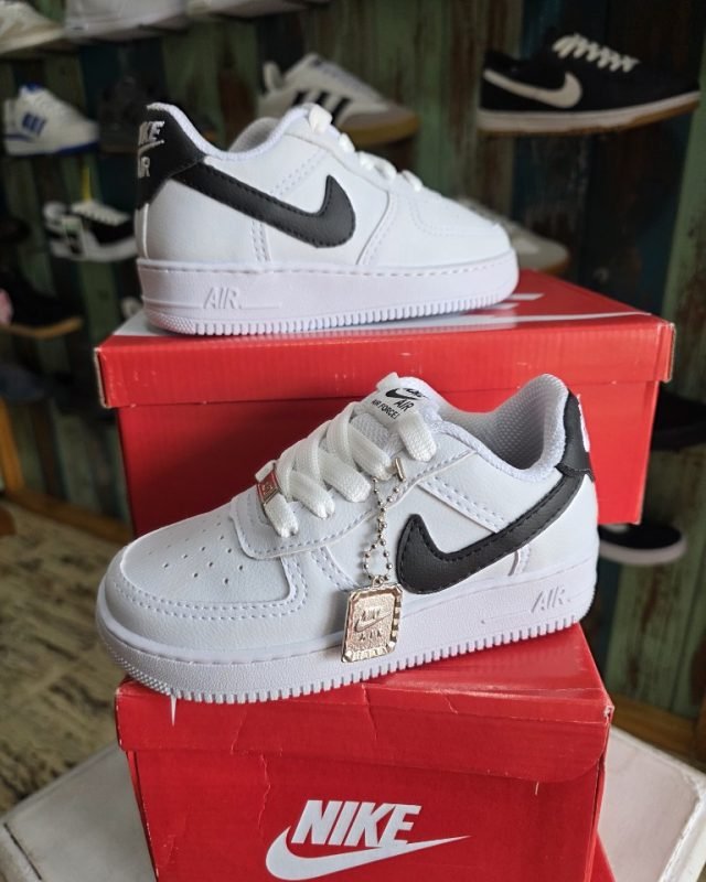 Nike Air Force 1 Blancas y Negras Infantiles