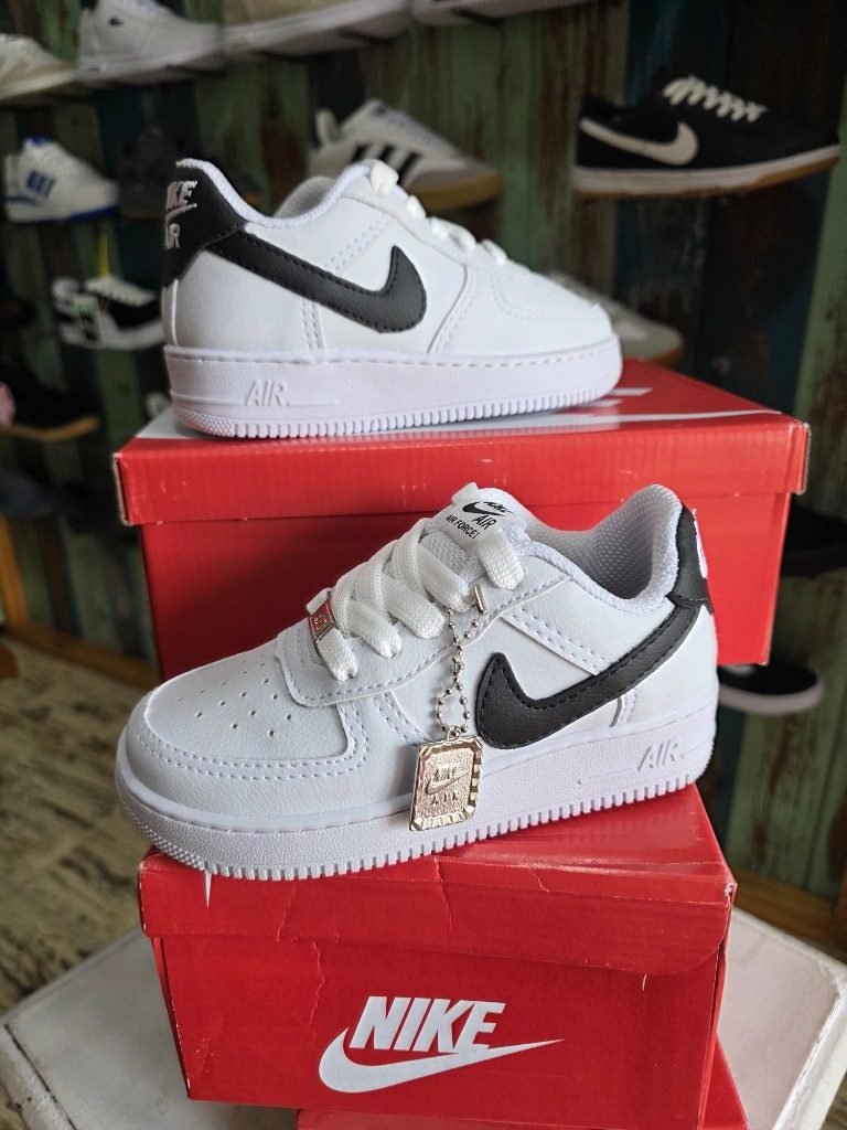 Nike Air Force 1 Blancas y Negras Infantiles, foto 1
