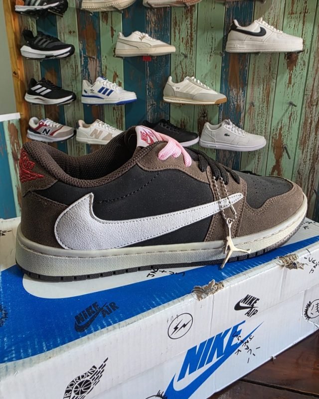 Nike Jordan Travis Scott Marrón